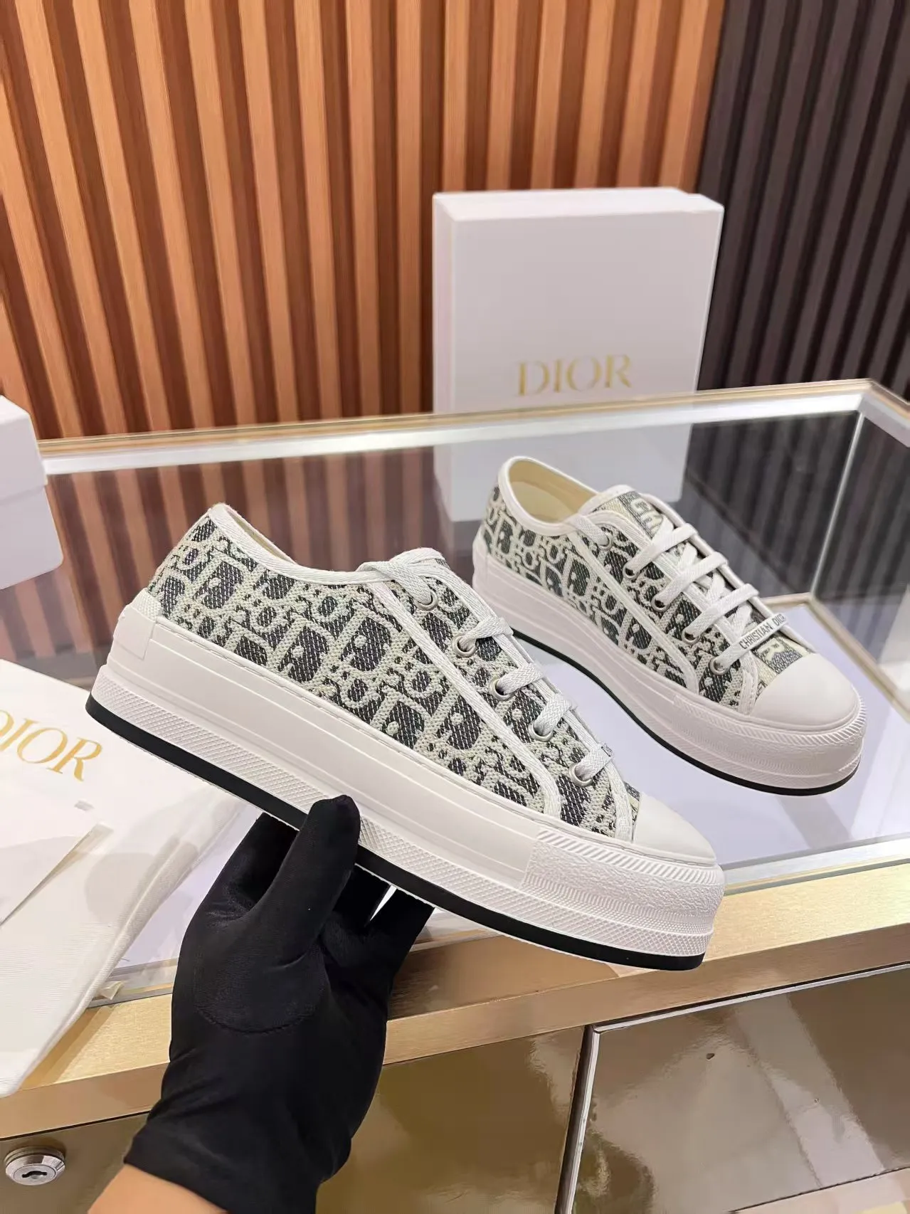 👟👟Ex-factory price 520👟👟 Walk‘n’Dior embroidered mid-top casual shoes are new in 2025. On the fashion stage, Dior embroidered shoes are the well-deserved protagonist. Delicate stitching is used on the upper, every stitch is devoted to the craftsman's efforts, and every thread is woven with artistic poetry. From complex floral patterns to smart geometric textures, embroidery is like the magic that gives shoes life, allowing them to show dynamic beauty even in static conditions.   Wearing Dior embroidered shoes feels like stepping into a dream world full of art. It is not only a pair of shoes, but also a walking piece of art that perfectly integrates fashion and culture. Whether you are strolling on the bustling city streets or attending important social occasions, Dior embroidered shoes can add unique charm to your style and become the focus of everyone's attention.   Choosing Dior embroidered shoes means choosing a persistent pursuit of quality and a unique understanding of fashion. Let it accompany you through every wonderful moment and leave your own fashion mark.  Material: Sheepskin lining, feet, silk cowhide, size 35-41, heel height 5cm